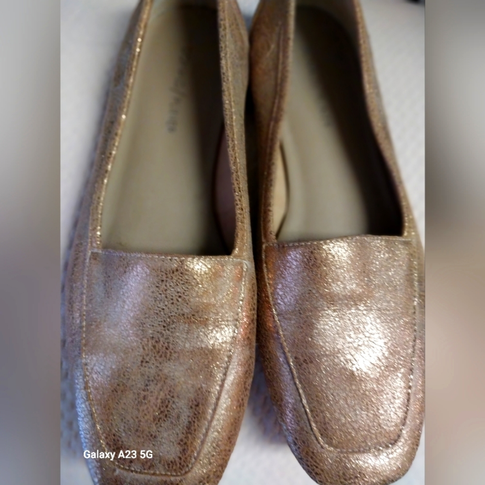 Beautiful gold Donald Pliner flats size 8.5
